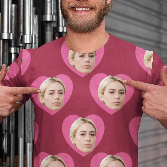 mockup-of-a-man-showing-his-sublimated-tee-in-front-of-the-bars-at-a-gym-330356 idea regalo per fidanzato, san valentino, natale, anniversario, per lui