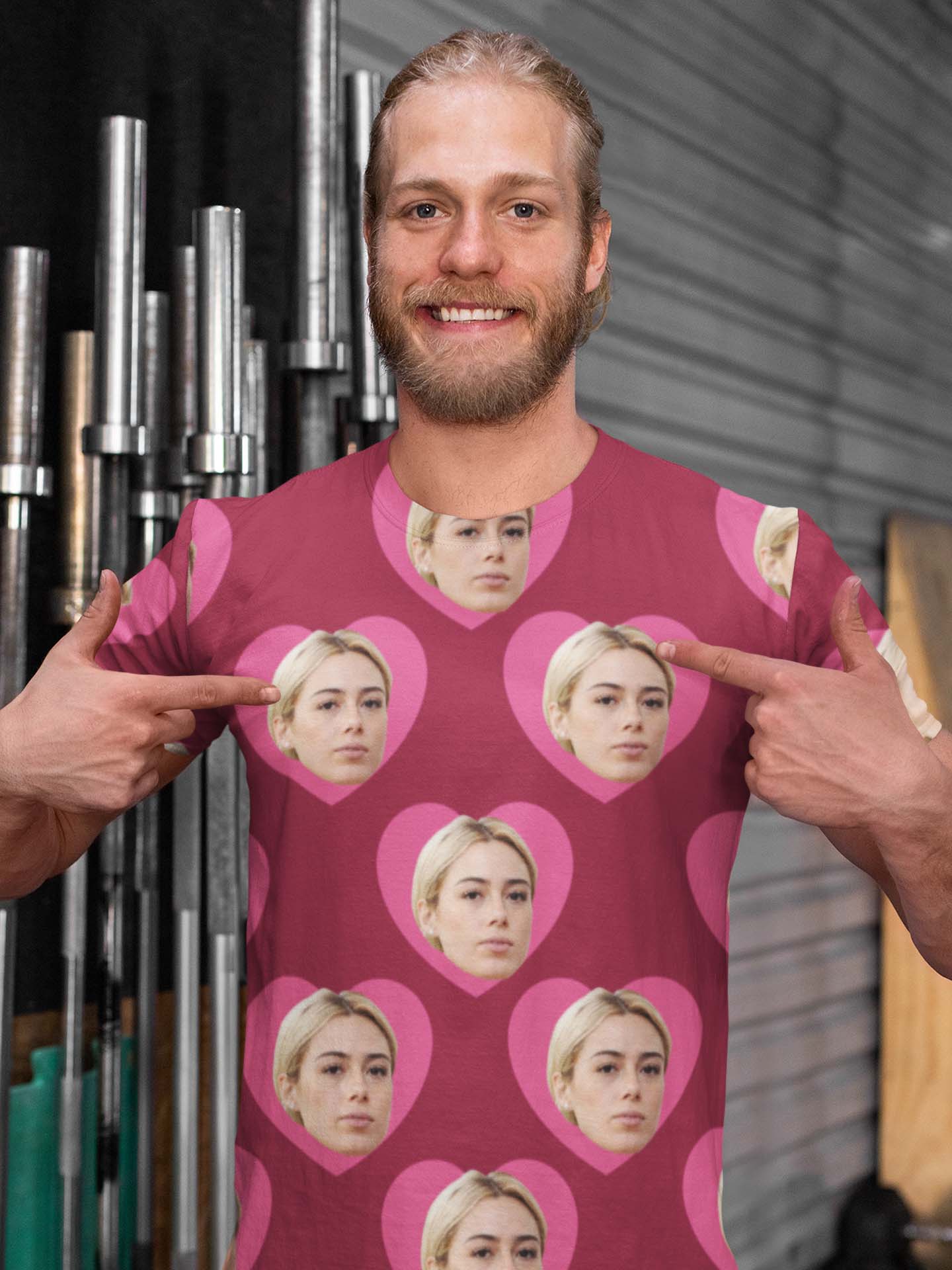 mockup-of-a-man-showing-his-sublimated-tee-in-front-of-the-bars-at-a-gym-33s056 idea regalo per fidanzato, san valentino, natale, anniversario, per lui