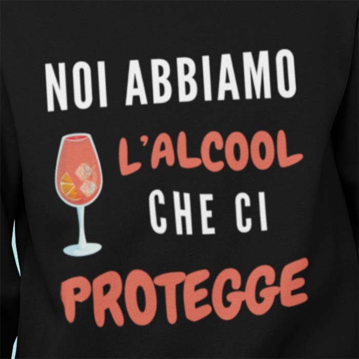 Noi abbiamo l'alcool che ci protegge Felpa divertente covid lockdown memes su alcool e spritz