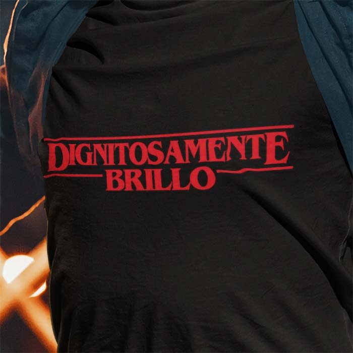 Dignitosamente Brillo Scritta Stranger Things-maglietta divertente citazione biggiogero un giorno in pretura