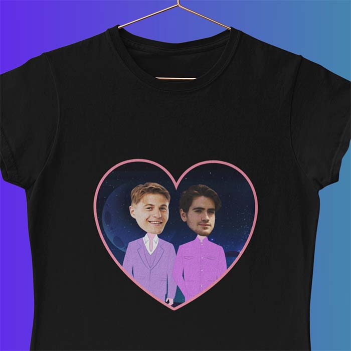 transparent-mockup-of-a-t-shirt-with-a-copper-hanger-33690 (1) T-shirt Maglietta Personalizzata Cartoon coppia lgbt, idea regalo per coppia san valentino, natale, anniversario